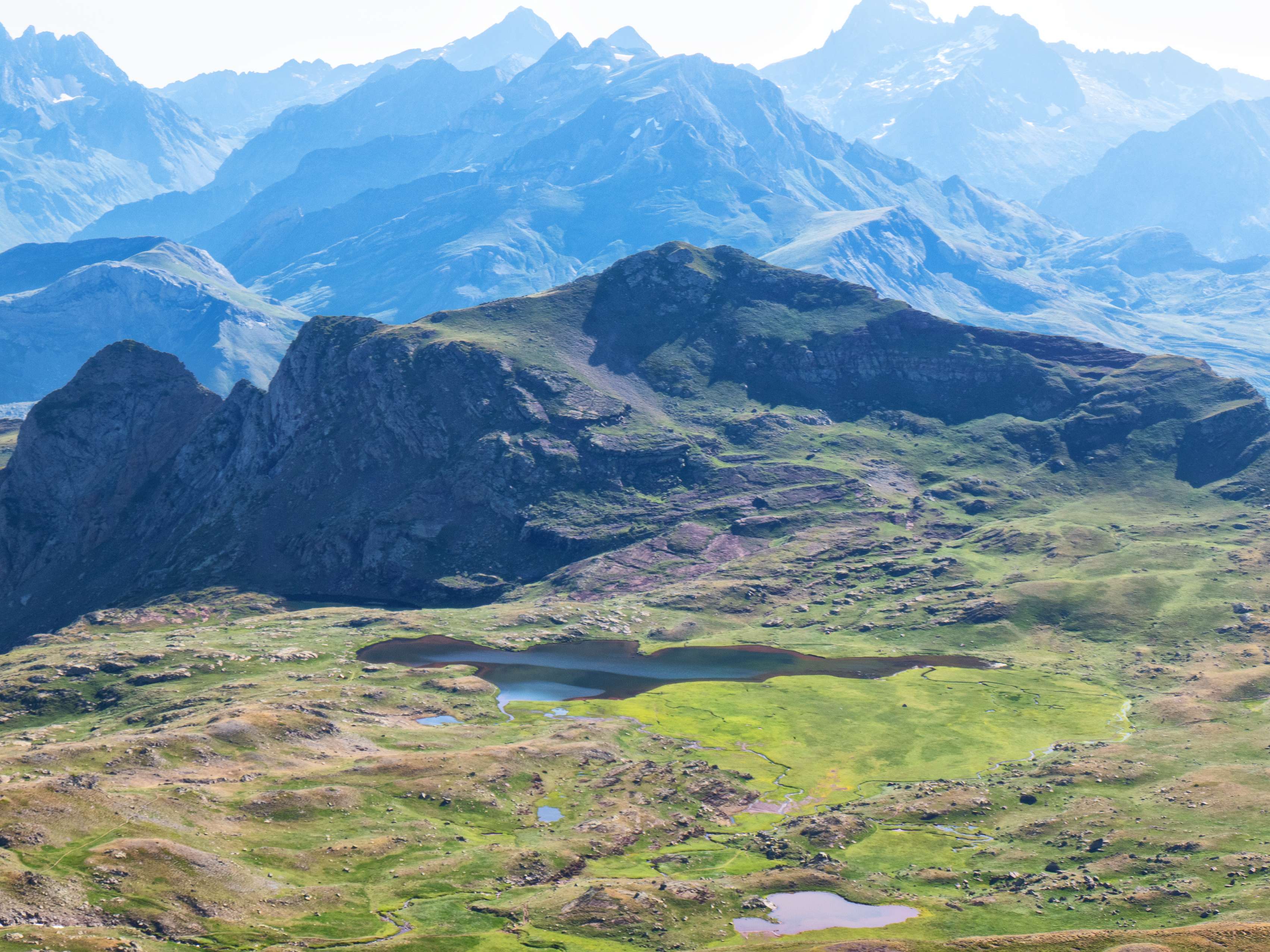 Desde esta cima también contemplamos una curiosa alineación: el Ibón principal de Anayet, en línea con la Punta de Espelunciecha, que a su vez está alineada con el cordal de Soques y la pirámide del Arriel. Además, vemos como en los Llanos de Anayet hay muchos más pequeños lagos aparte de los dos de mayor tamaño.