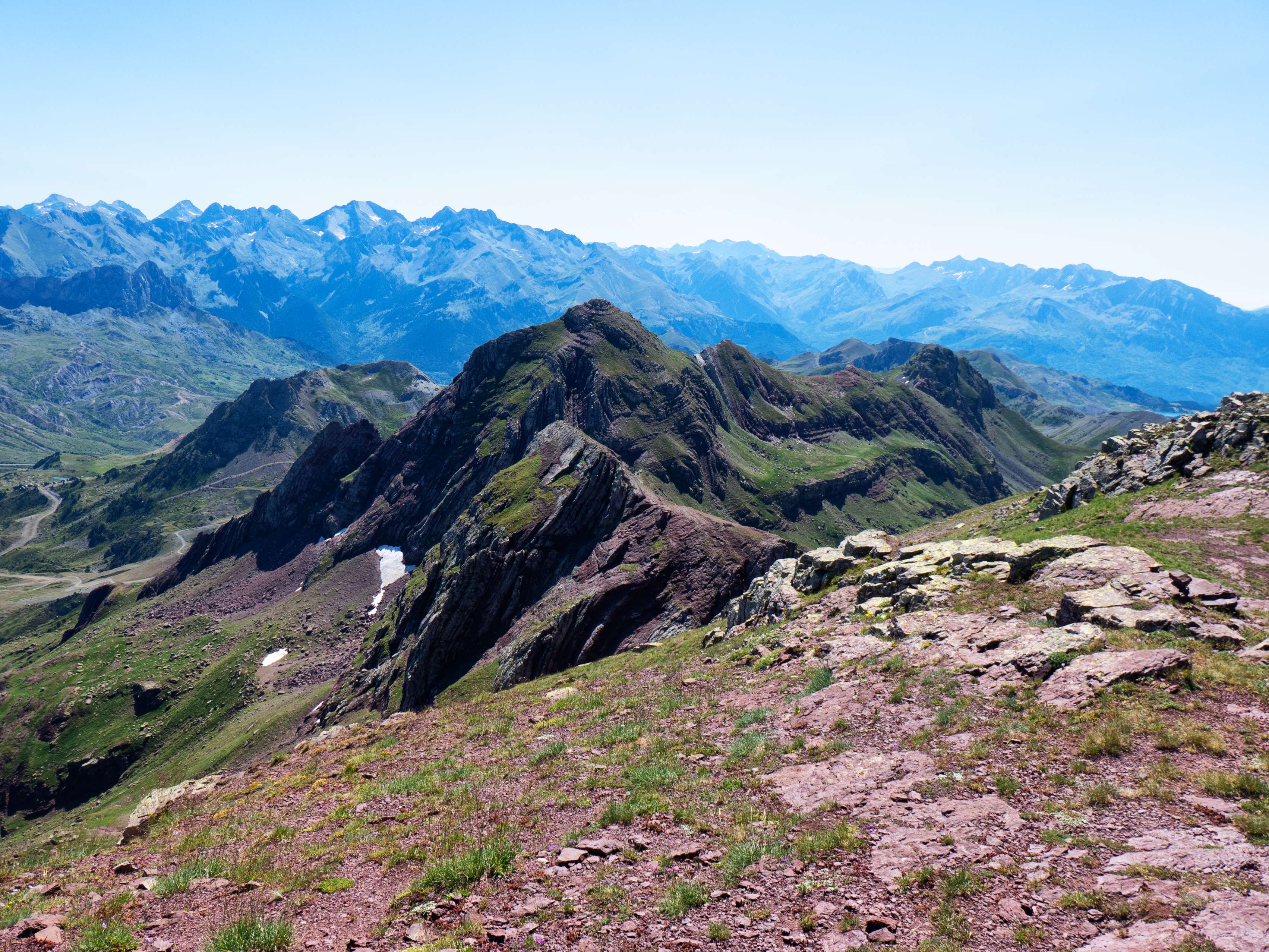 Aunque la intención inicial era proseguir con el cresteo hacia el este, con el objetivo de conocer las cumbres del Culivillas y del Pico Royo, se nos ha hecho tarde y el calor empieza a apretar de lo lindo. Además, parece que a partir de aquí el itinerario es algo más complejo, lo que nos demoraría demasiado. Por tanto, muy a nuestro pesar, decidimos dar marcha atrás.