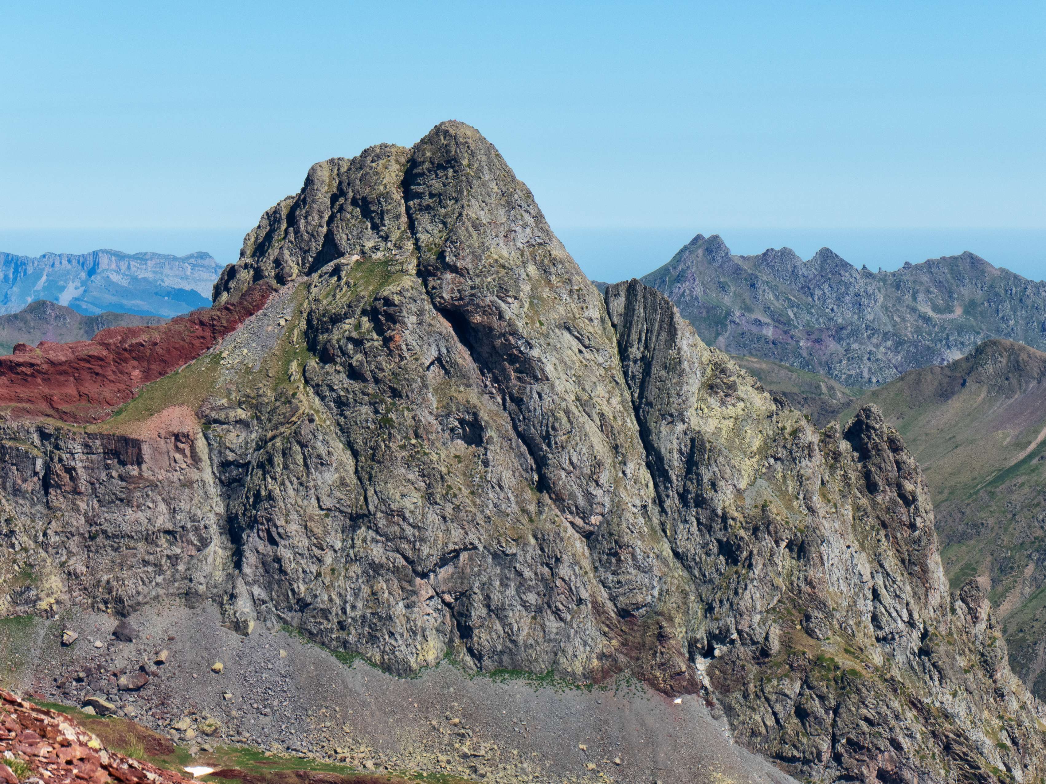 Y, para cerrar la panorámica, un zoom sobre el pitón volcánico del Anayet, sin duda la cumbre más bonita ya no solo del circo, sino de esta zona del Pirineo. Desde aquí se tiene una vista frontal del tubo de la vía normal, sin el cual acceder a esta cima sería una tarea bastante más complicada.