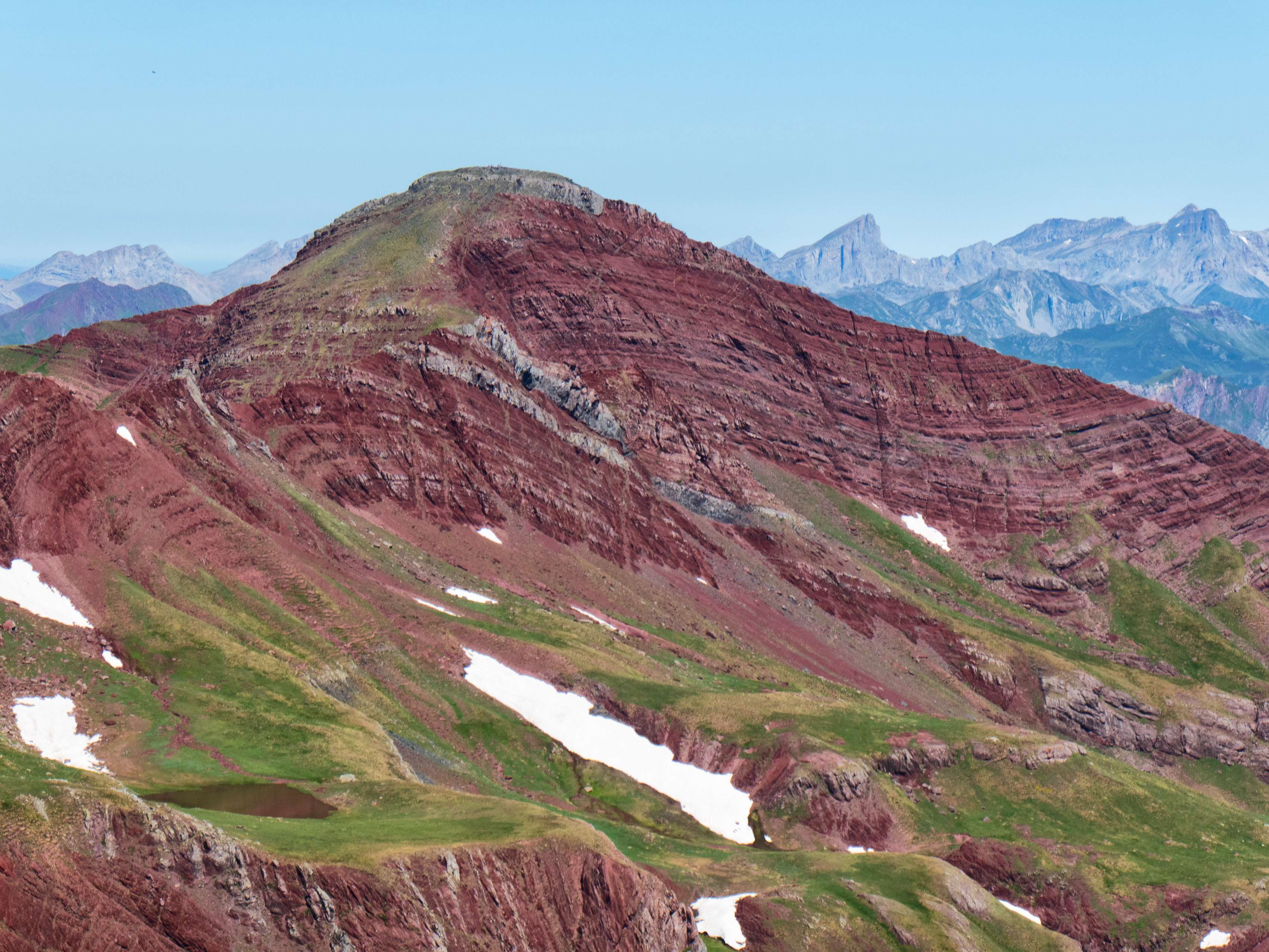 En el otro extremo del cordal que hemos recorrido, observamos el Vértice de Anayet, que parece sacado de un cuadro impresionista. A la derecha de esta cima, la tremenda pirámide del Petrechema y la Mesa de los Tres Reyes, punto más alto de Navarra.