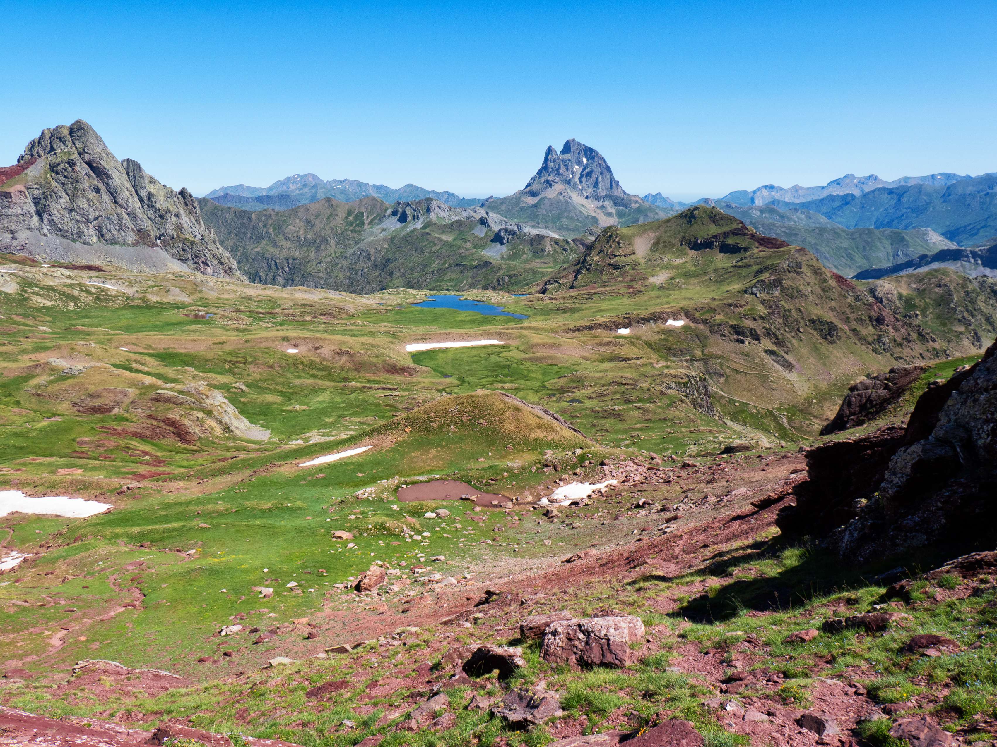 Así pues, desandamos nuestros pasos hasta el collado previo al Arroyeras y nos lanzamos de vuelta a los Llanos de Anayet, al principio por una ladera descompuesta, con el objetivo de llegar al rellano donde se sitúa un pequeño lago.