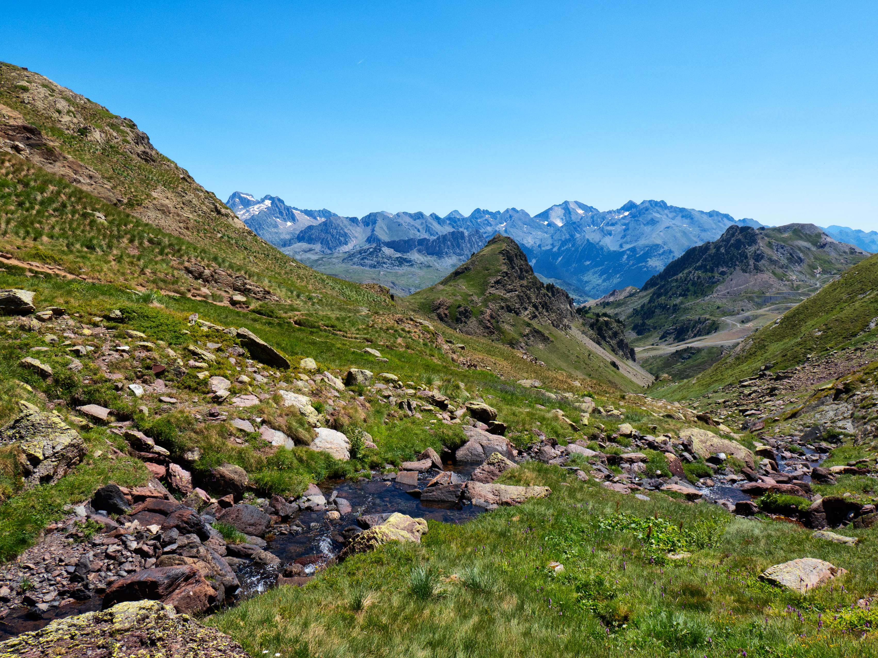 Finalmente llegamos al fondo del Barranco de Culivillas, donde vadeamos el río que procede de los Llanos de Anayet para, al otro lado, unirnos al sendero que nos llevará a la estación de Formigal.