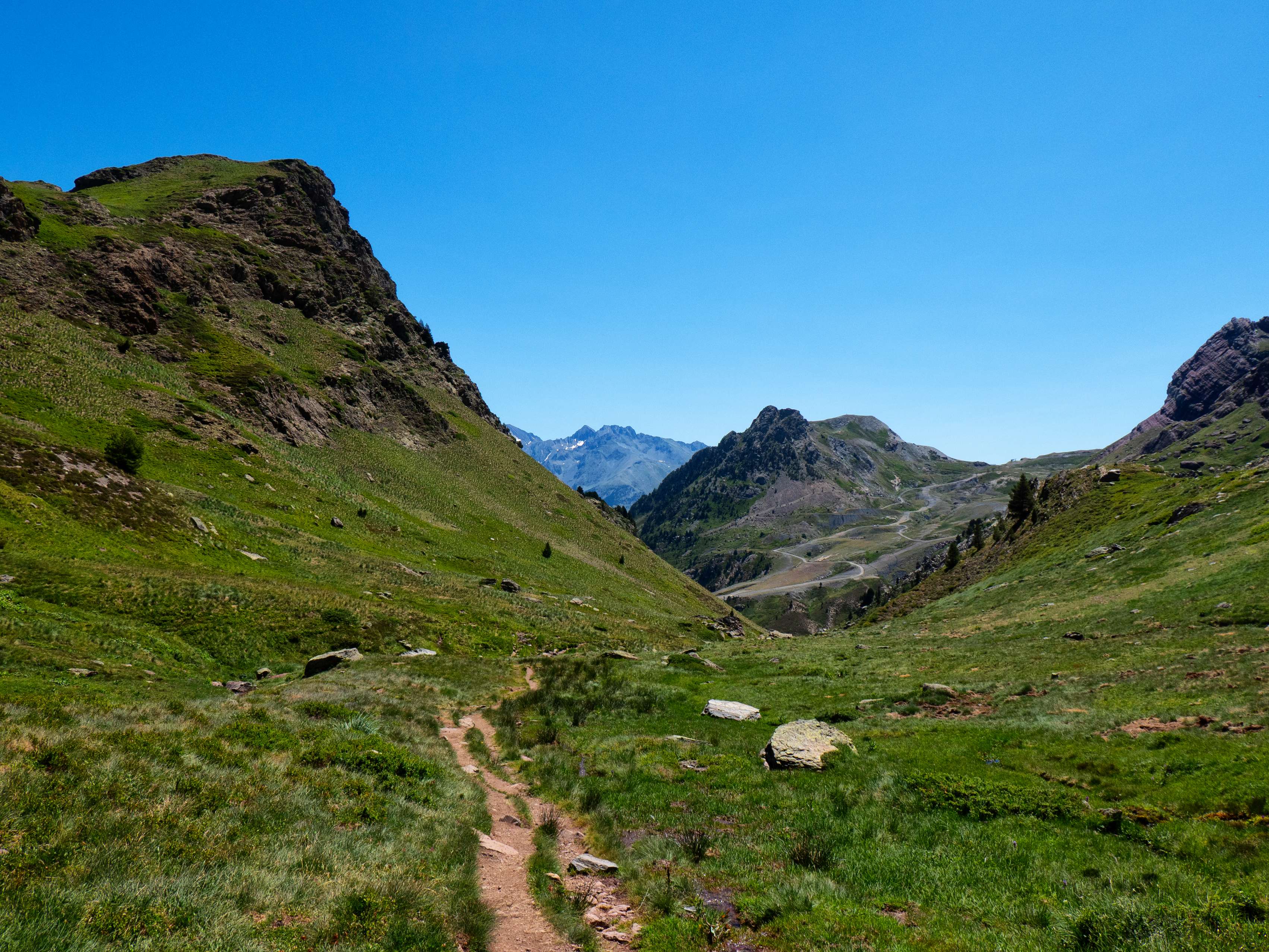 La bajada por el Barranco de Culivillas es una auténtica autopista, no en vano es una de las excursiones más famosas del valle de Tena. Aún así, se hace algo pesada, al quedar bastante limitadas las vistas debido al encajonamiento del barranco.