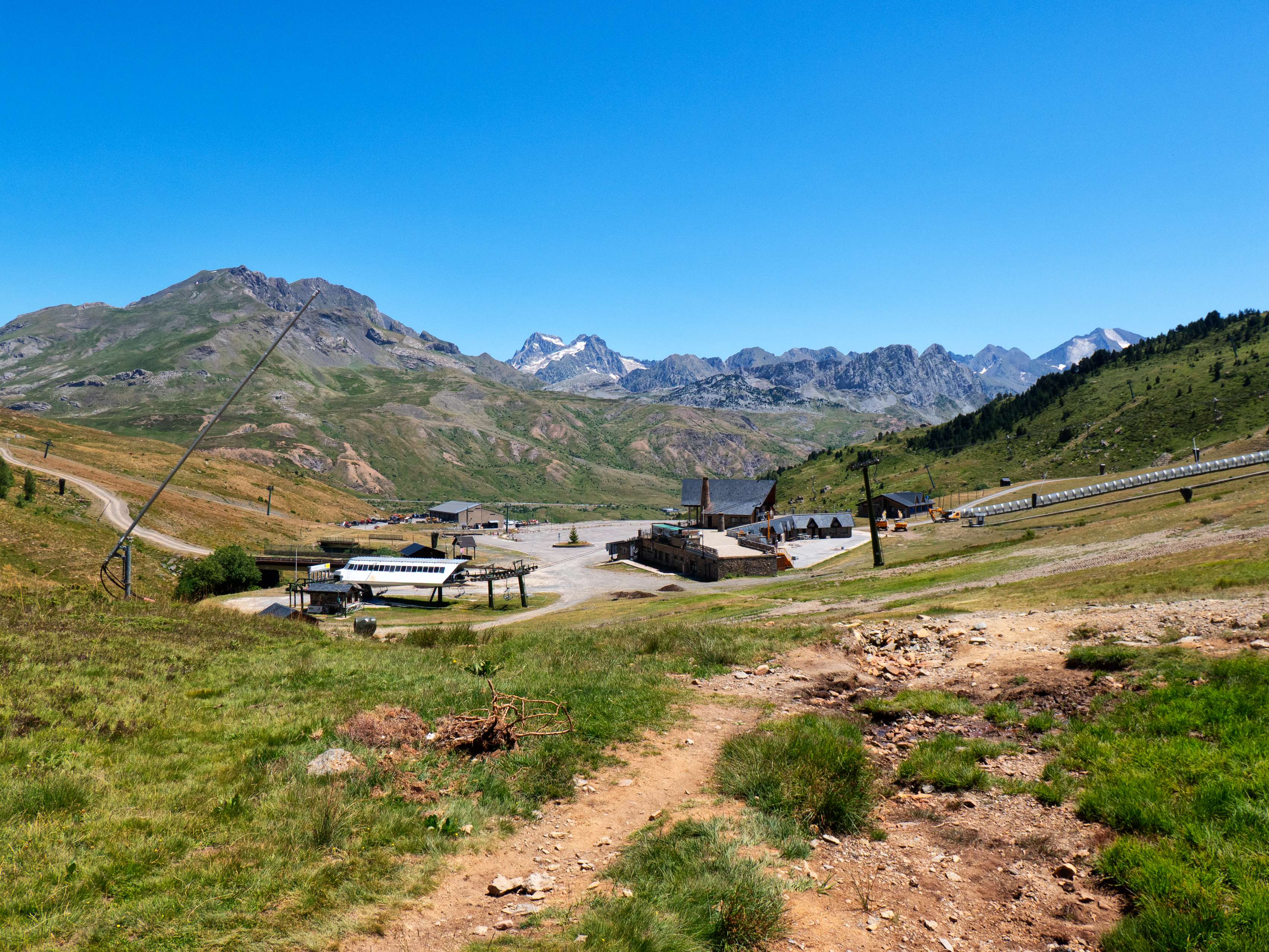 Después de girar hacia el norte, el sendero llega al sector de Anayet de la estación de esquí de Formigal. Ya solo nos quedará descender por carretera hasta el Corral de las Mulas, donde hemos dejado el segundo coche, para así finalizar esta ruta en la que hemos conocido algunos de los parajes y montañas más bellos de la cordillera pirenaica.