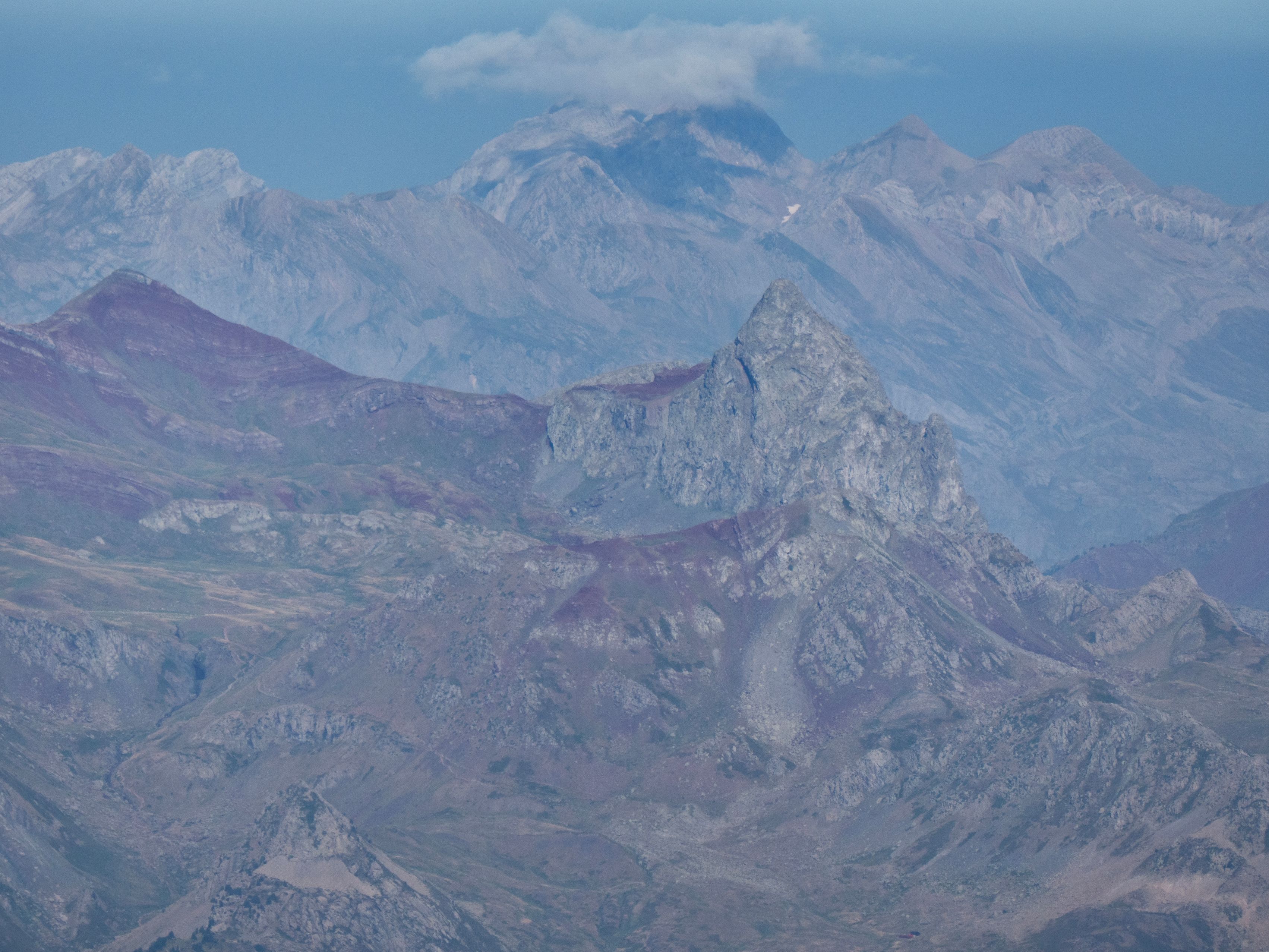 El Vértice de Anayet y el Anayet desde el Pico Algas