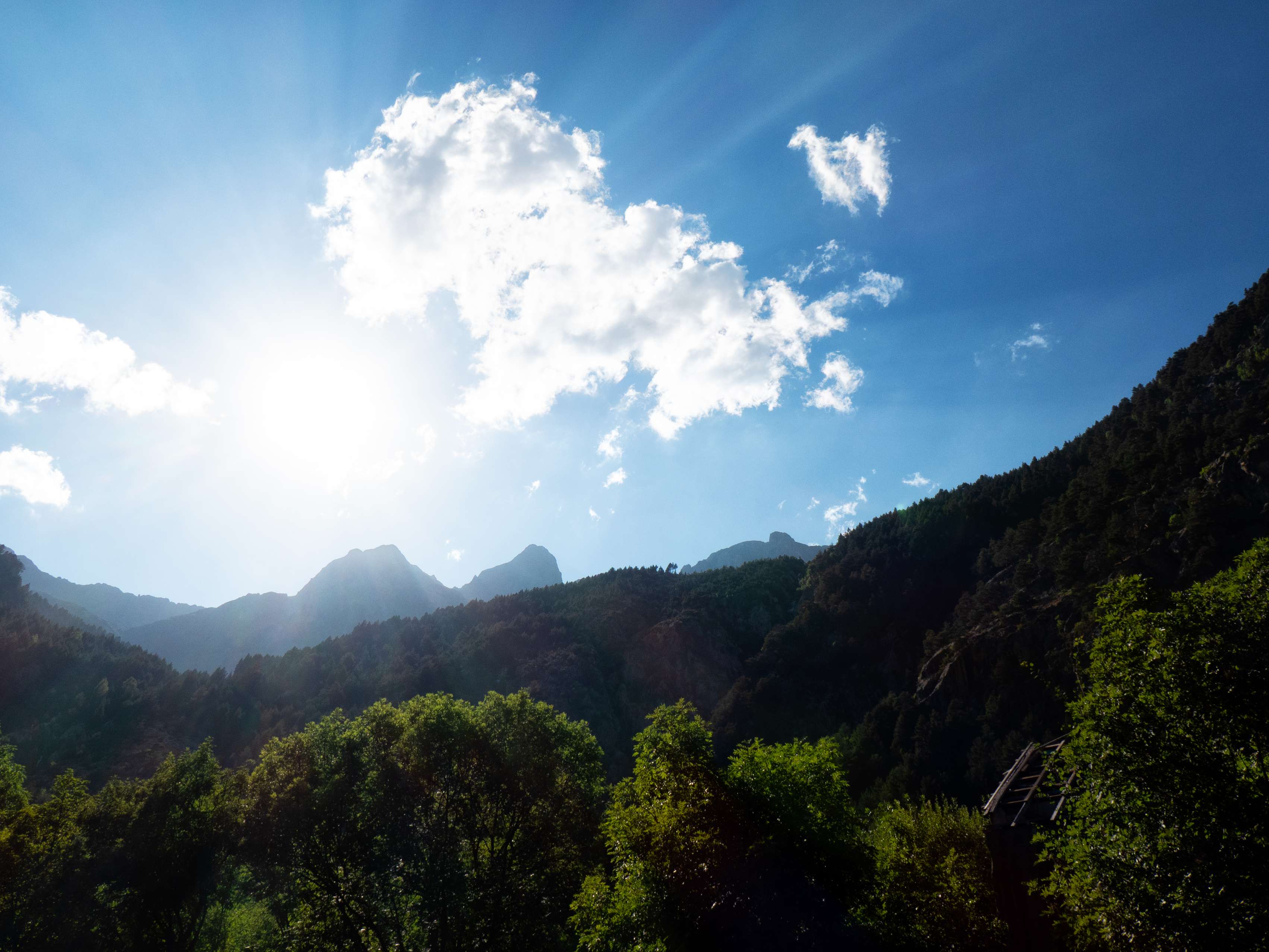 Es una tarde de viernes de agosto, y eso significa que los Baños de Panticosa están abarrotados. Pero tenemos suerte y encontramos un sitio para aparcar justo delante del refugio de la Casa de Piedra. Allí, mientras nos preparamos, ya notamos la mirada de los picos de las Argualas, cuyas altivas cimas despuntan muchos metros por encima de nosotros.