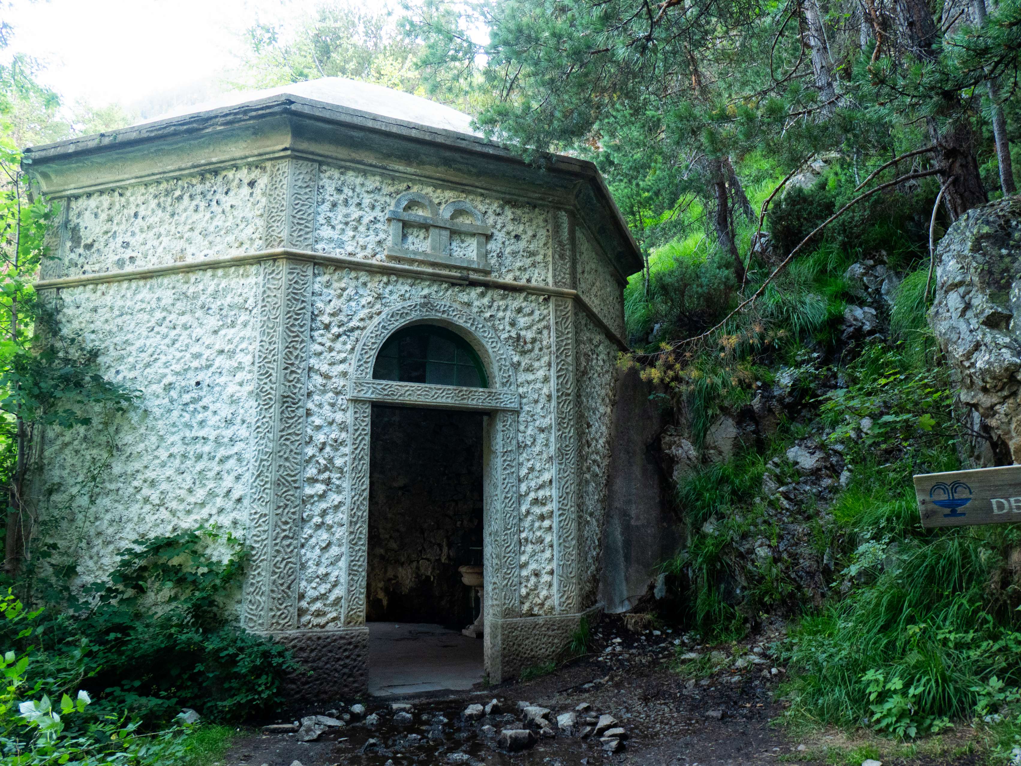 ...el peculiar edificio de la Fuente de la Laguna, un manantial de agua tibia que, en los días de calor, no sirve de mucho.
