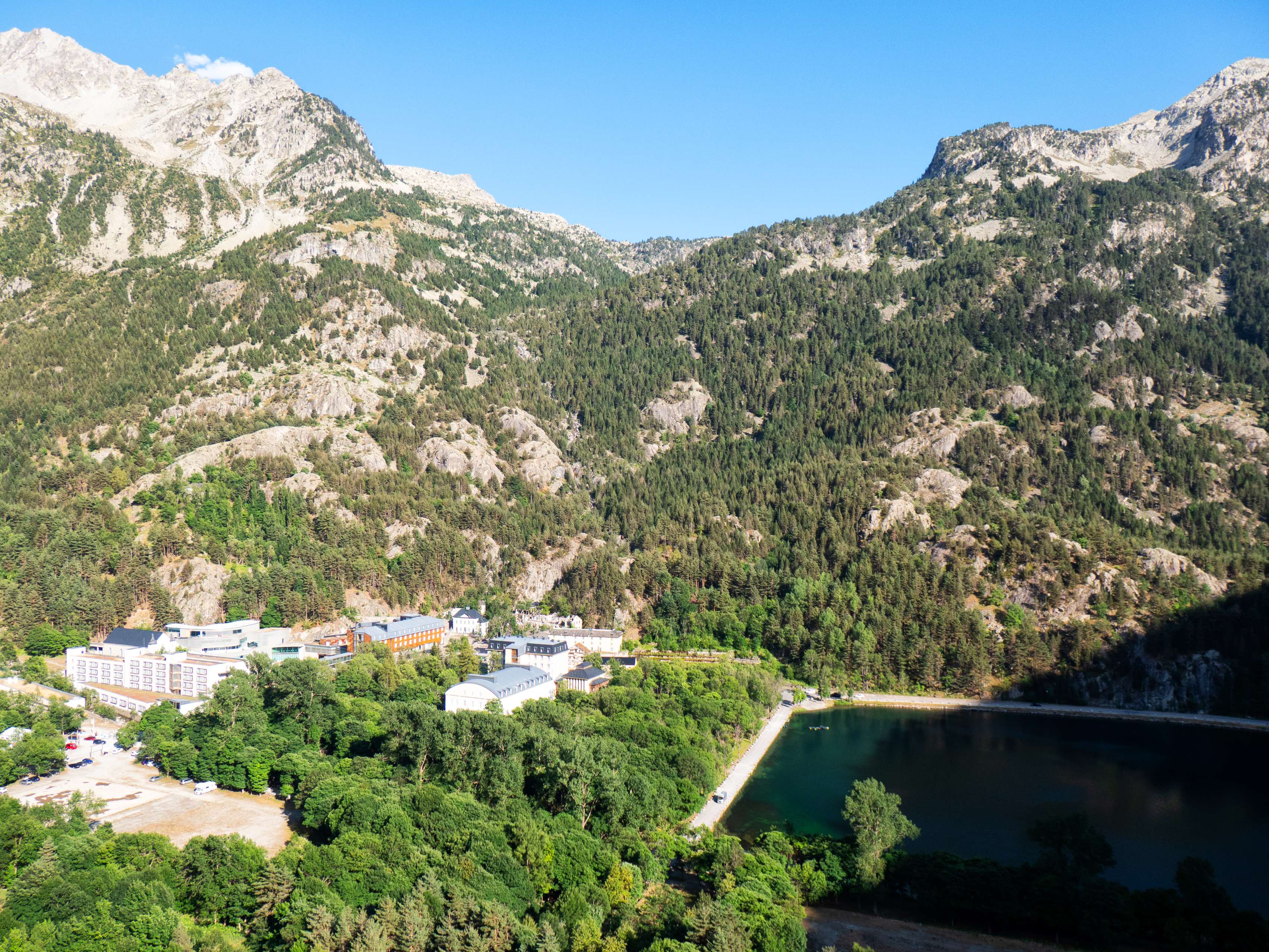 Debido a la intensidad de la subida, el gran complejo de los Baños de Benasque queda abajo, al igual que el llamado Ibón de los Baños, que de ibón tiene poco. Sorprende encontrarse con semejante cantidad de edificios en un lugar tan apartado de la civilización como este valle del Caldarés.
