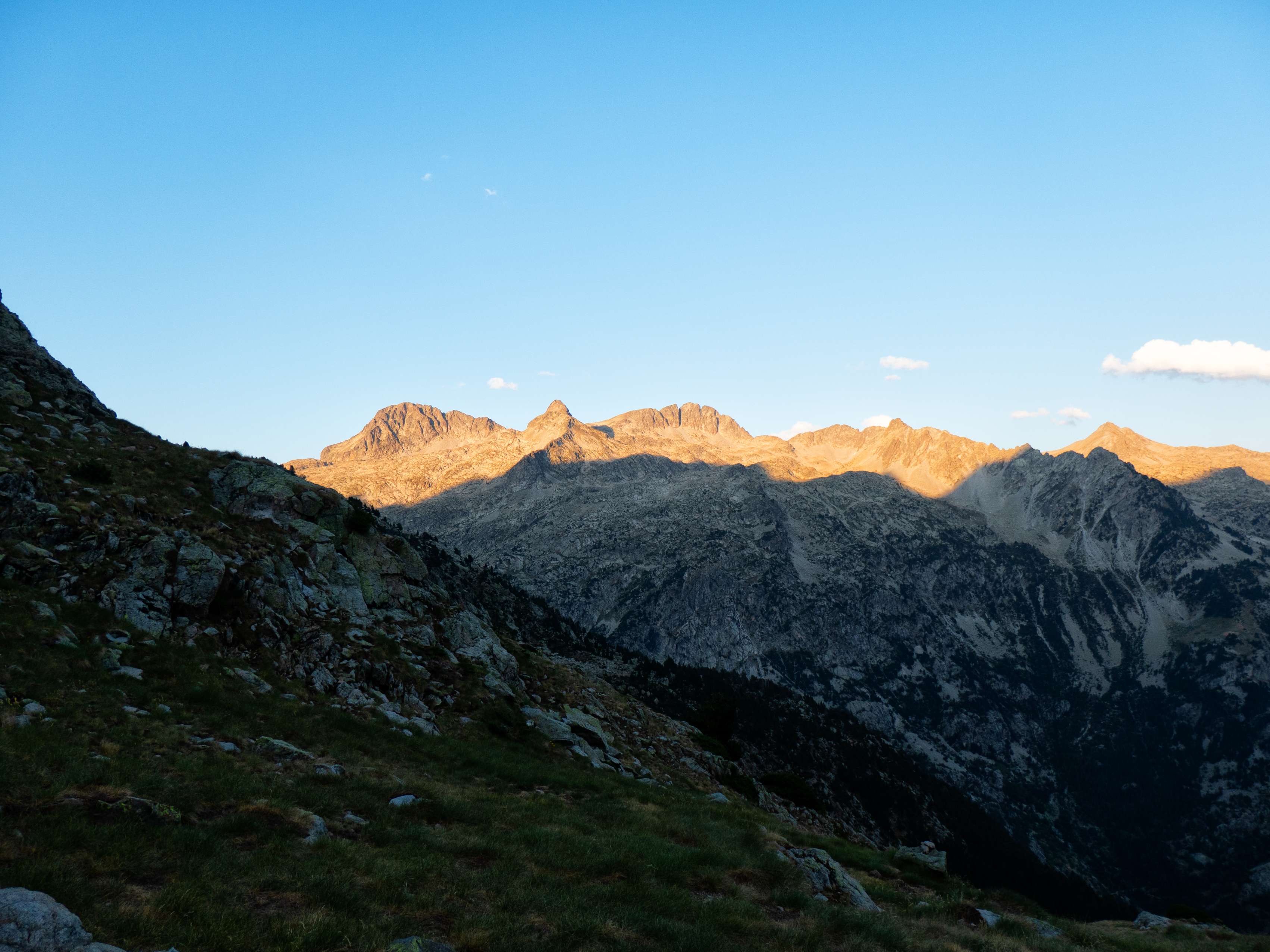 Para hacer esto, decidimos dividir la ruta en dos días, durmiendo en la parte superior de la Mallata Alta. Plantamos tienda en un lugar llano cercano al riachuelo mencionado anteriormente, y, ya cómodos, vamos viendo como las últimas luces del día van tocando las cumbres del otro lado del valle, desde el Serrato hasta el puntiagudo Baciás, con los agrestes Dientes de Batanes en el centro.