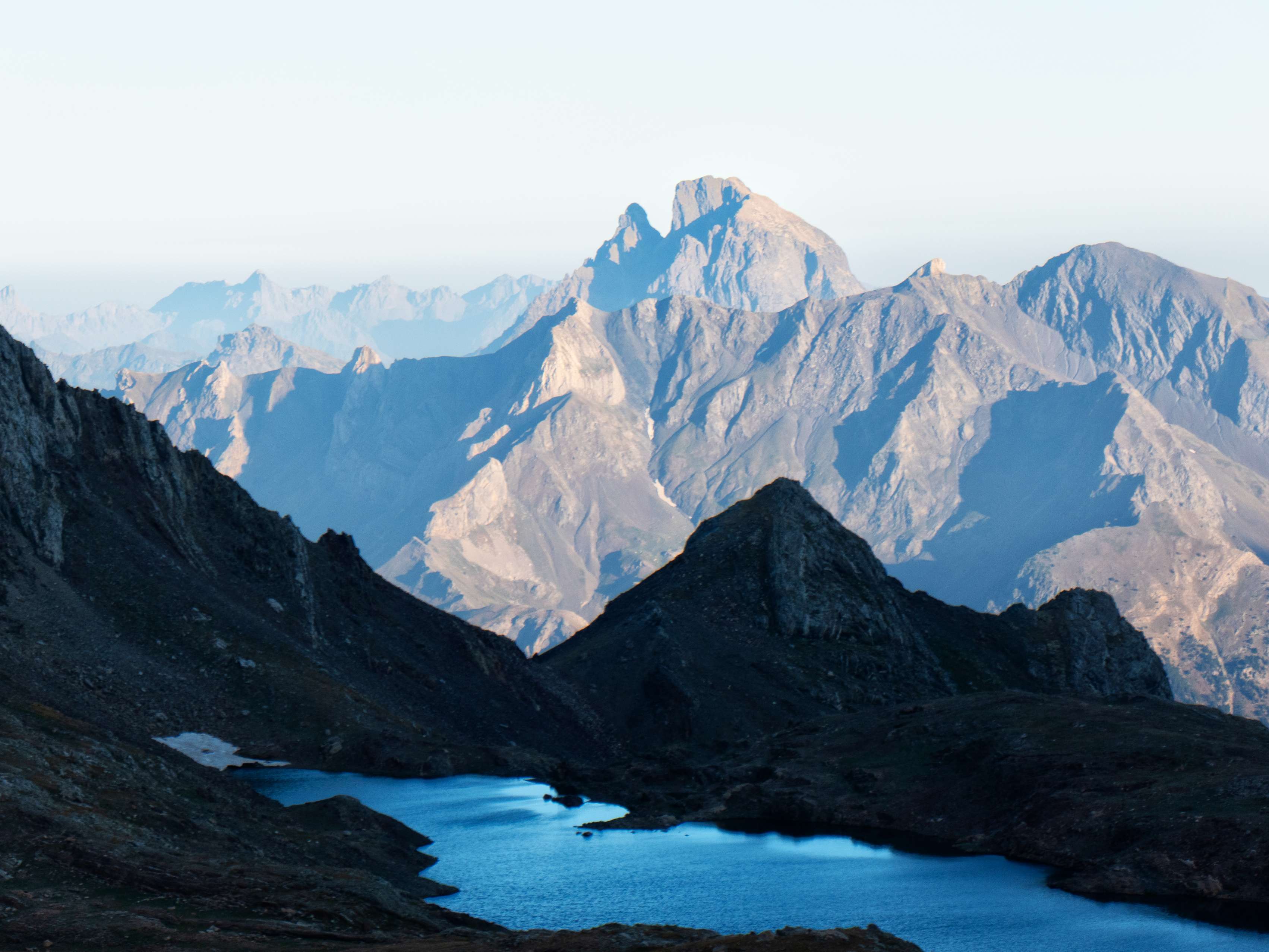 ...aparece la terrible figura del Midi d'Ossau, con el Petit y el Gran Pic, uno a cada lado de la Fourche, dominando con su bicéfala silueta los Pirineos Occidentales.