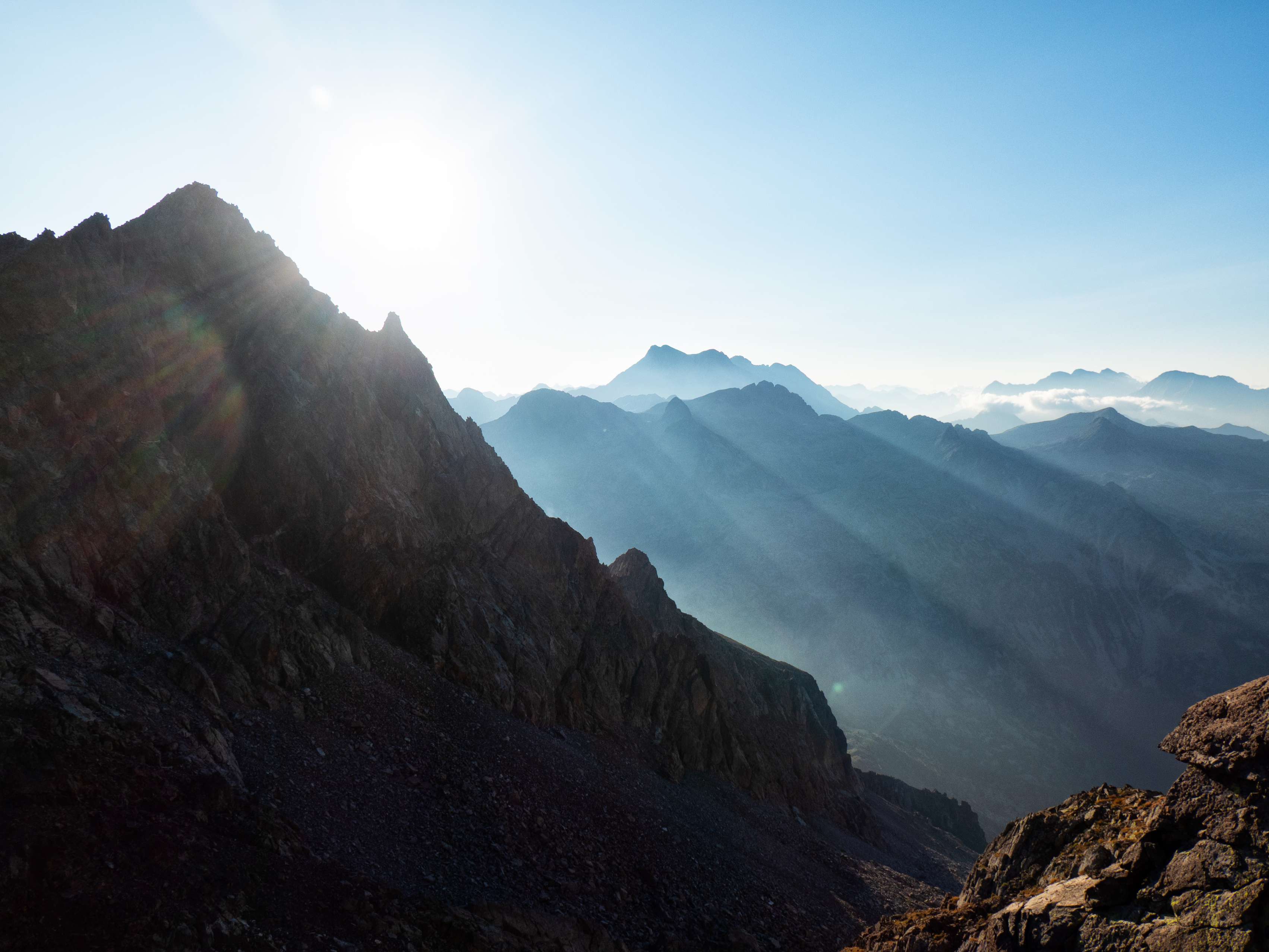 A medida que ganamos altura, el espectacular Pico de Pondiellos va aumentando en espectacularidad, justo en el momento en el que los rayos de sol nos alcanzan por primera vez en toda la jornada, bañando con un intenso contraluz las montañas del otro lado de los Baños y, sobre todo, la descomunal fortaleza del Vignemale, que aparece por fin al completo.