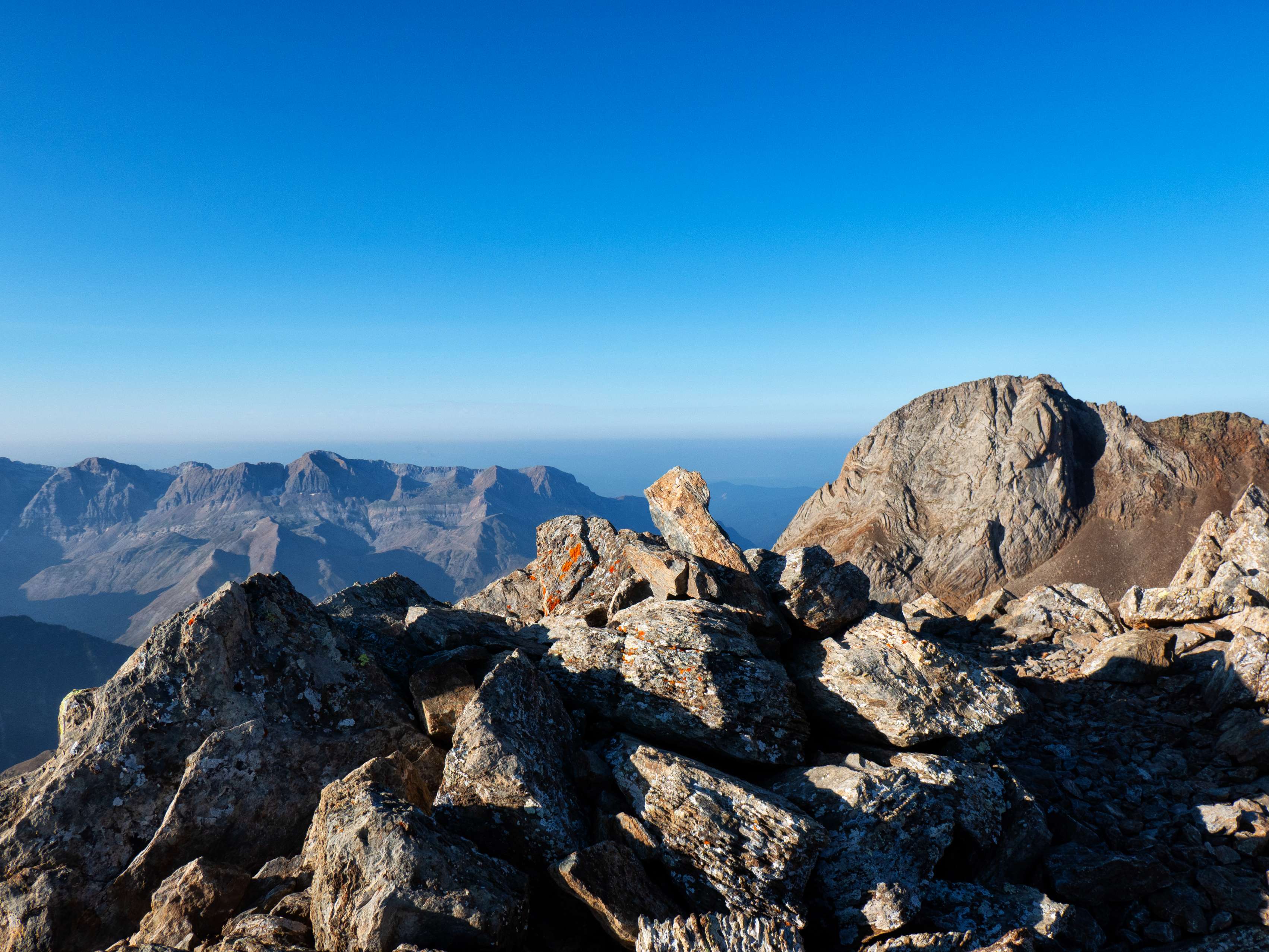 ...la primera cima de la jornada, que es la más baja pero también la más airosa y bonita. Tras el hito cimero de la Aguja de Pondiellos vuelve a asomar el Argualas, que ahora nos muestra su espectacular muro en todo su esplendor. Pero aún queda para llegar hasta ahí...