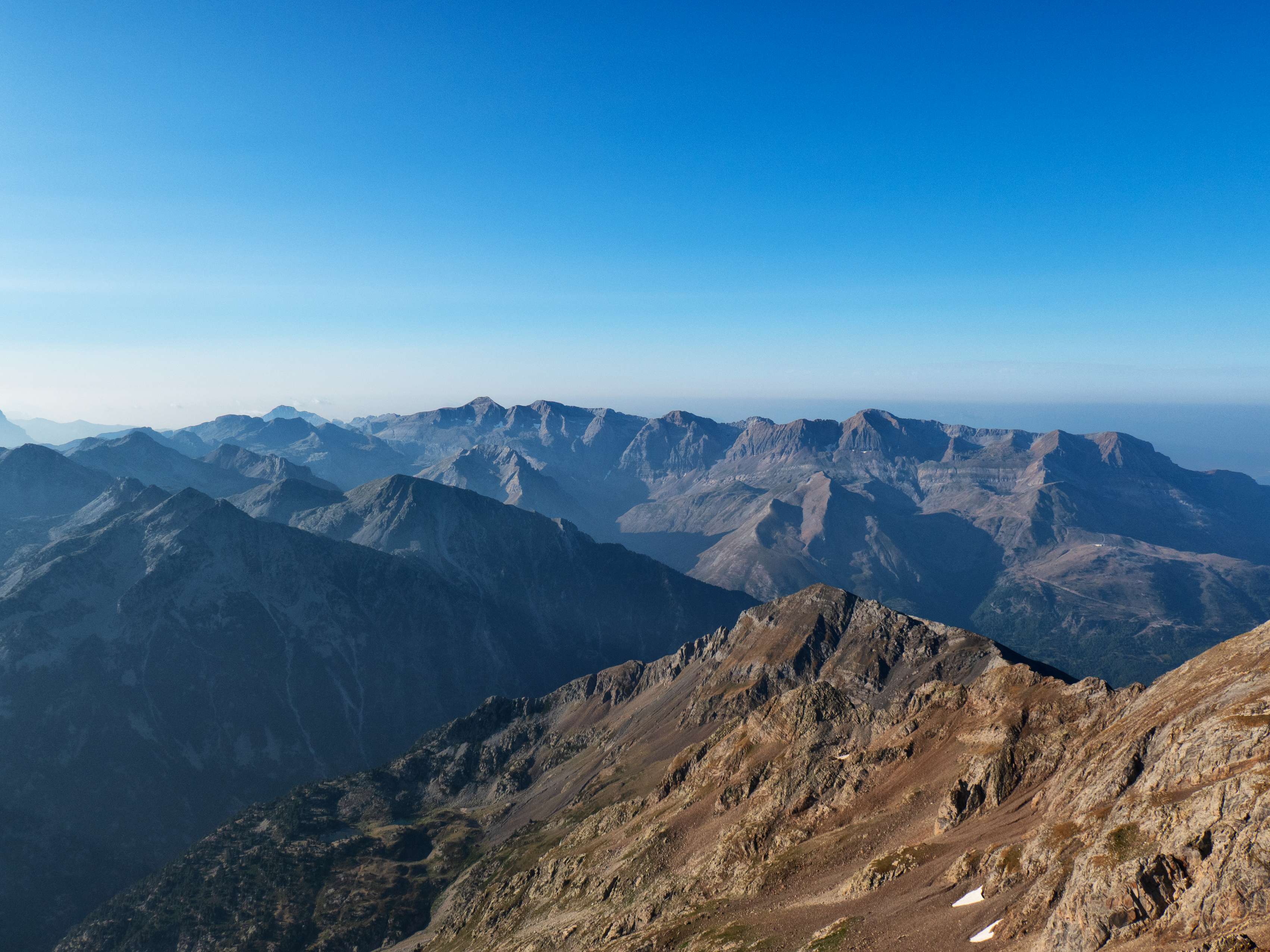  En cambio, tenemos una vista diáfana y completa de la Sierra de Tendeñera, desde el lejano Otal hasta el Sabocos, con el trapecio del Tendeñera en una posición central. Sin duda, una de las grandes sierras del Pirineo.