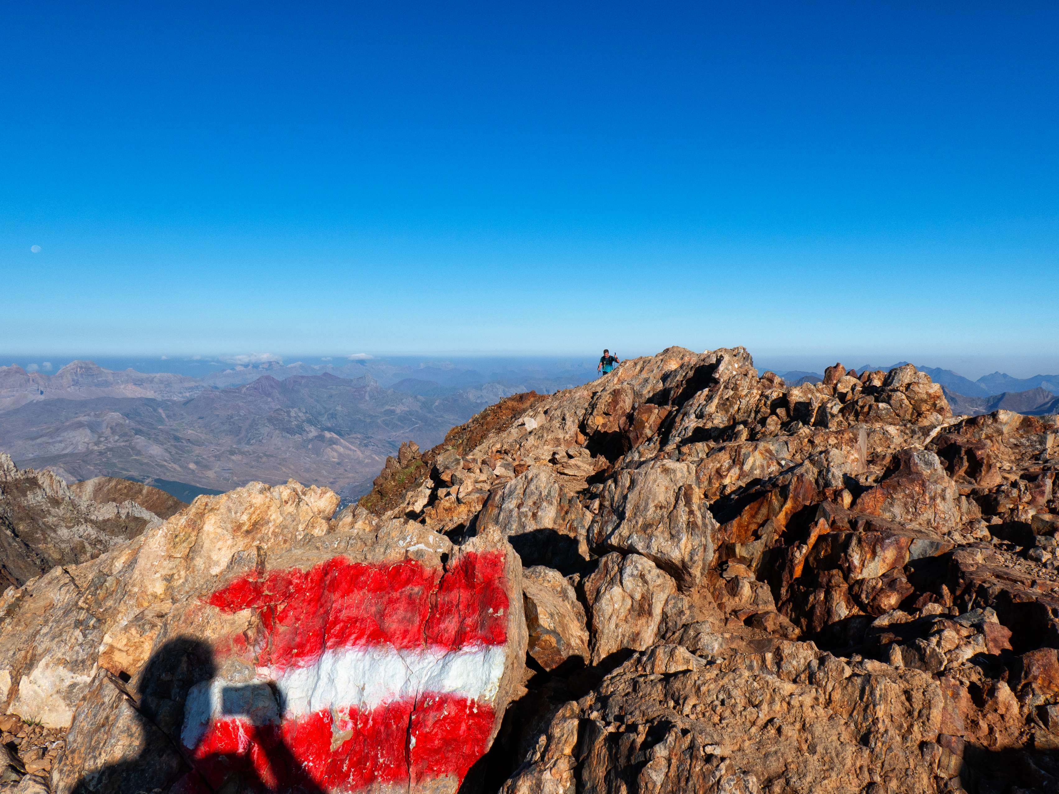 ...la cima del Garmo Negro donde, a pesar de ser temprano, empiezan a llegar montañeros por la vertiente opuesta. Nada que ver con las multitudes que veremos en esta cima dentro de un rato; el Garmo Negro es uno de los tresmiles más ascendidos, con diferencia, de todo el Pirineo.