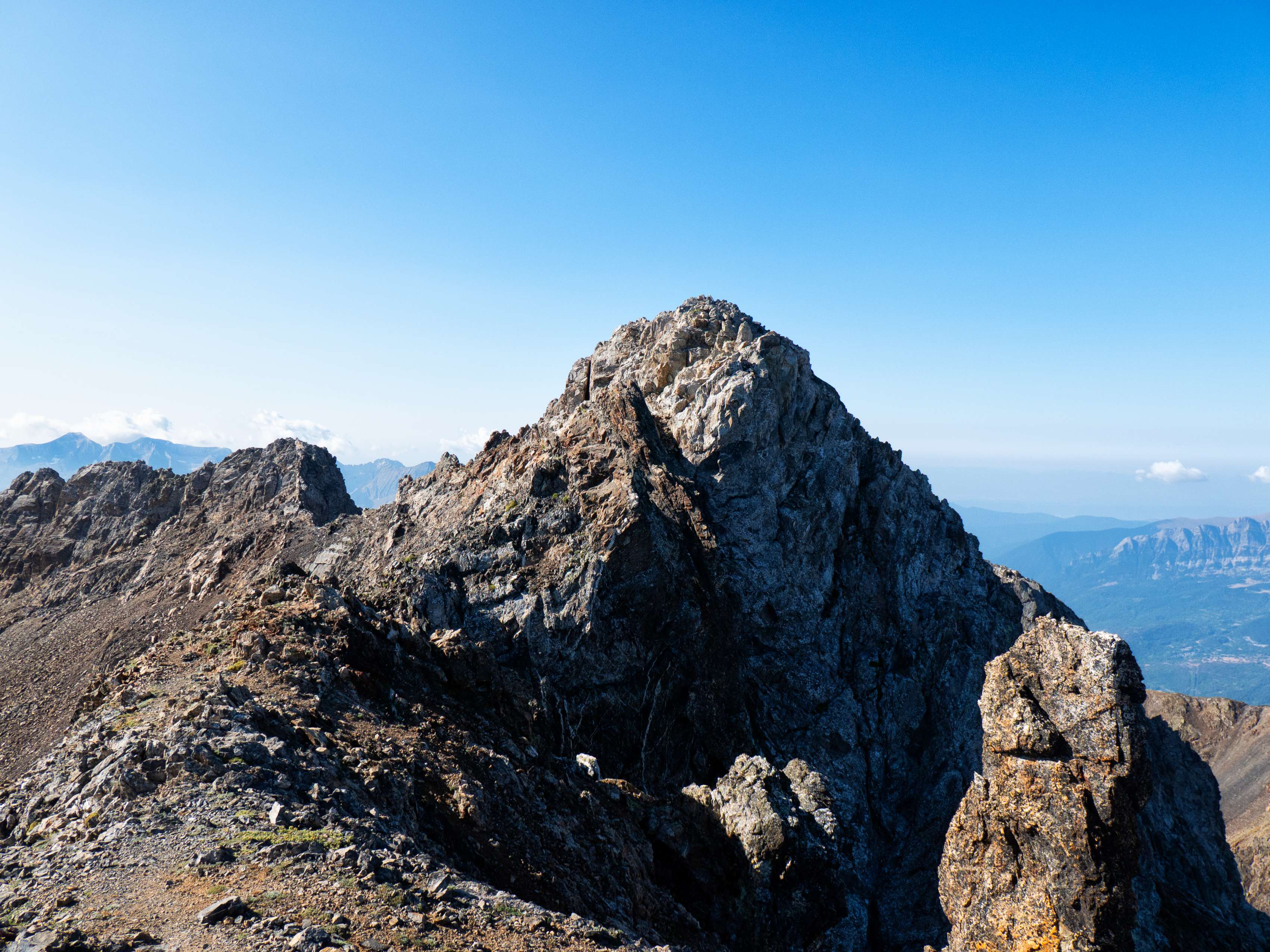 La travesía hacia el pico principal de Algas es bastante llana y sencilla, debiendo descender relativamente poco (lo que causó la descatalogación del Algas N, pues no se descienden 10 metros de desnivel para llegar a la cumbre mayor, lo que no le dota de suficiente prominencia).