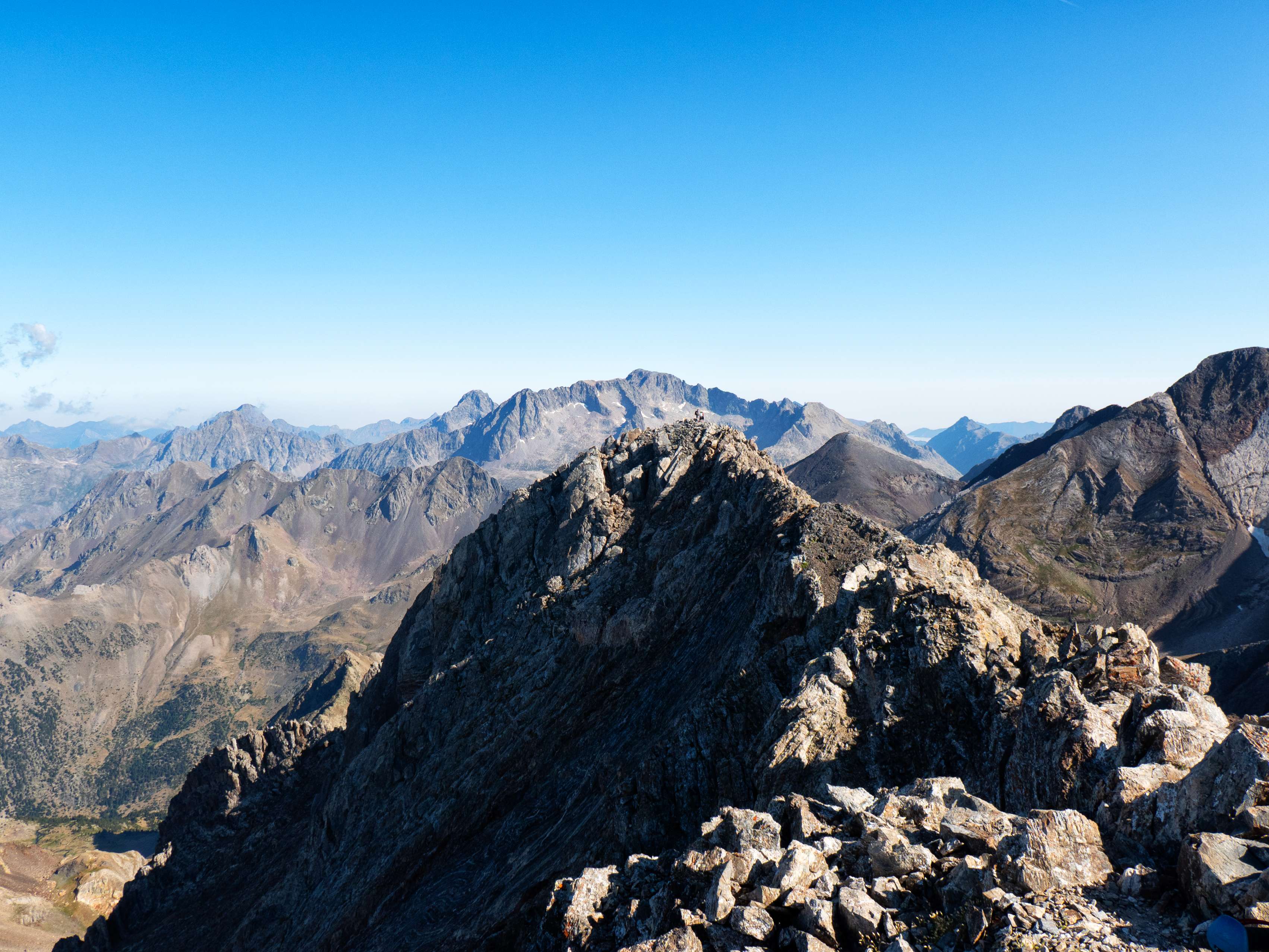 Cumbre que vemos perfectamente alineada con el Balaitús. A pesar de haber perdido la categoría, sigue siendo una cima bonita, rodeada de abismos.