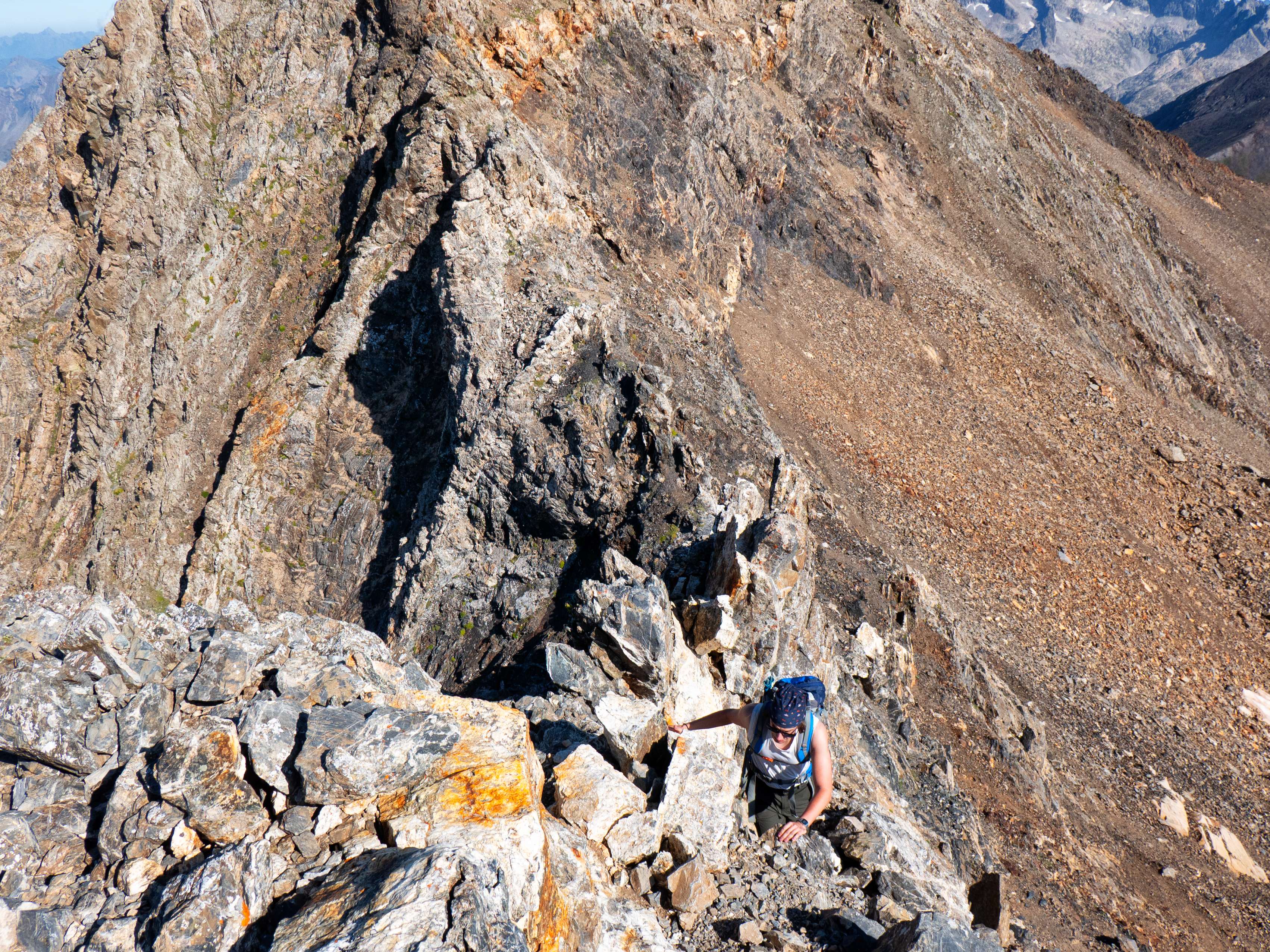 Superado el muro, corto pero vertical, solo quedará una trepada fácil pero aérea hasta alcanzar la cima del...