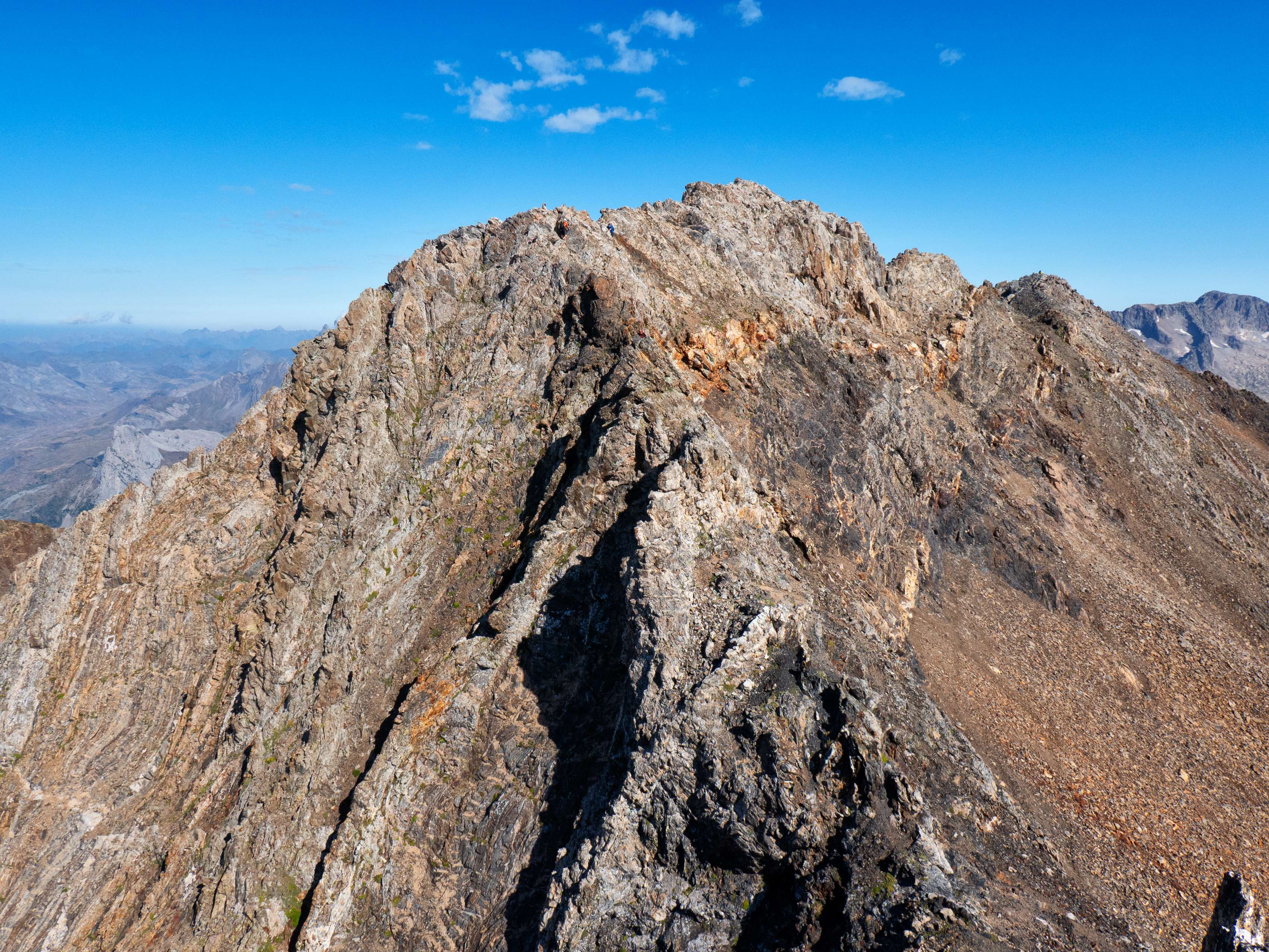 Desde el Algas SE, el pico Algas ofrece una estampa bastante atractiva. Se pueden apreciar a dos montañeros empezando a descender por su arista suroriental, el recorrido que hemos seguido nosotros para llegar hasta aquí.