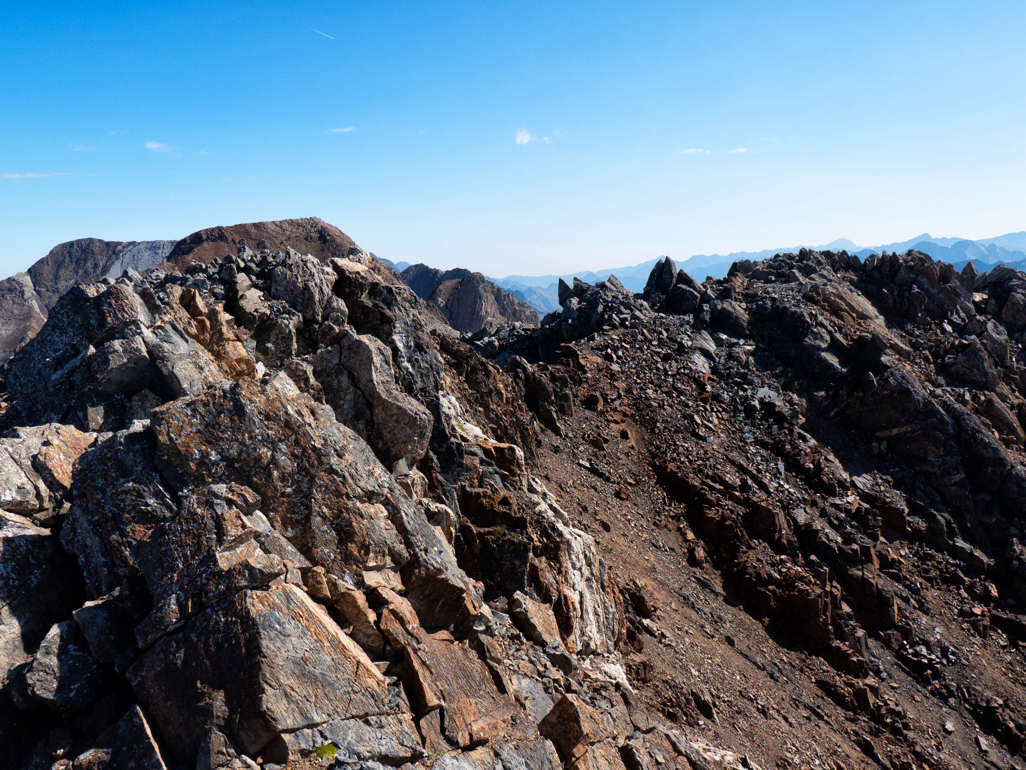 ...la cresta cimera del Argualas, donde hay hasta tres puntas de similar altura. Por si acaso, coronamos las tres, en un recorrido donde la trepada es constante pero no difícil, la tónica general en este pico.