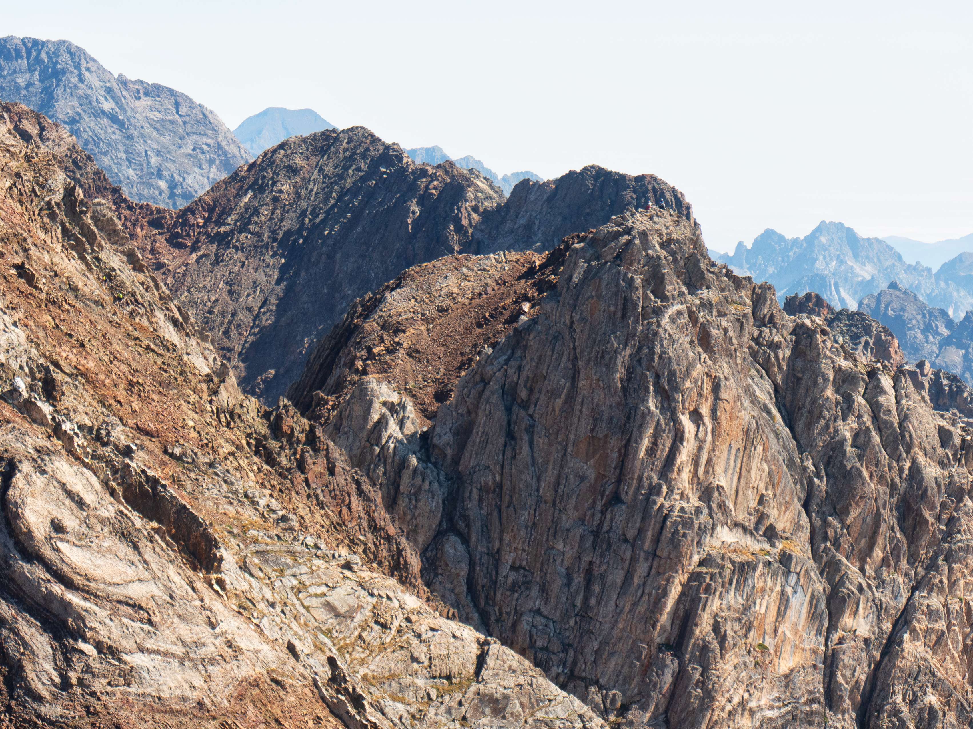 Mucha menos gente se junta en la Aguja de Pondiellos, un auténtico nido de águilas. Un par de montañeros descansan a su cima, ajenos al descomunal paredón que se oculta apenas unos metros a su lado.