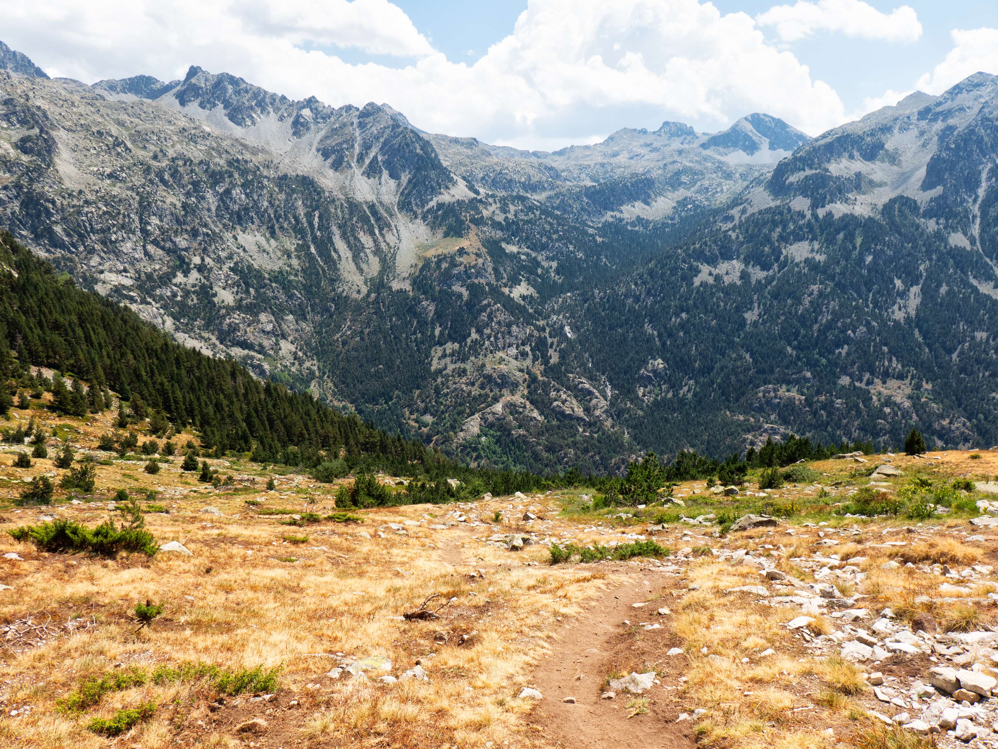 Y ya por el trillado sendero de las Mallatas, vamos descendiendo, ahora bajo un sol abrasador, hasta los Baños de Panticosa, donde ponemos punto y final a esta soberbia ruta.
