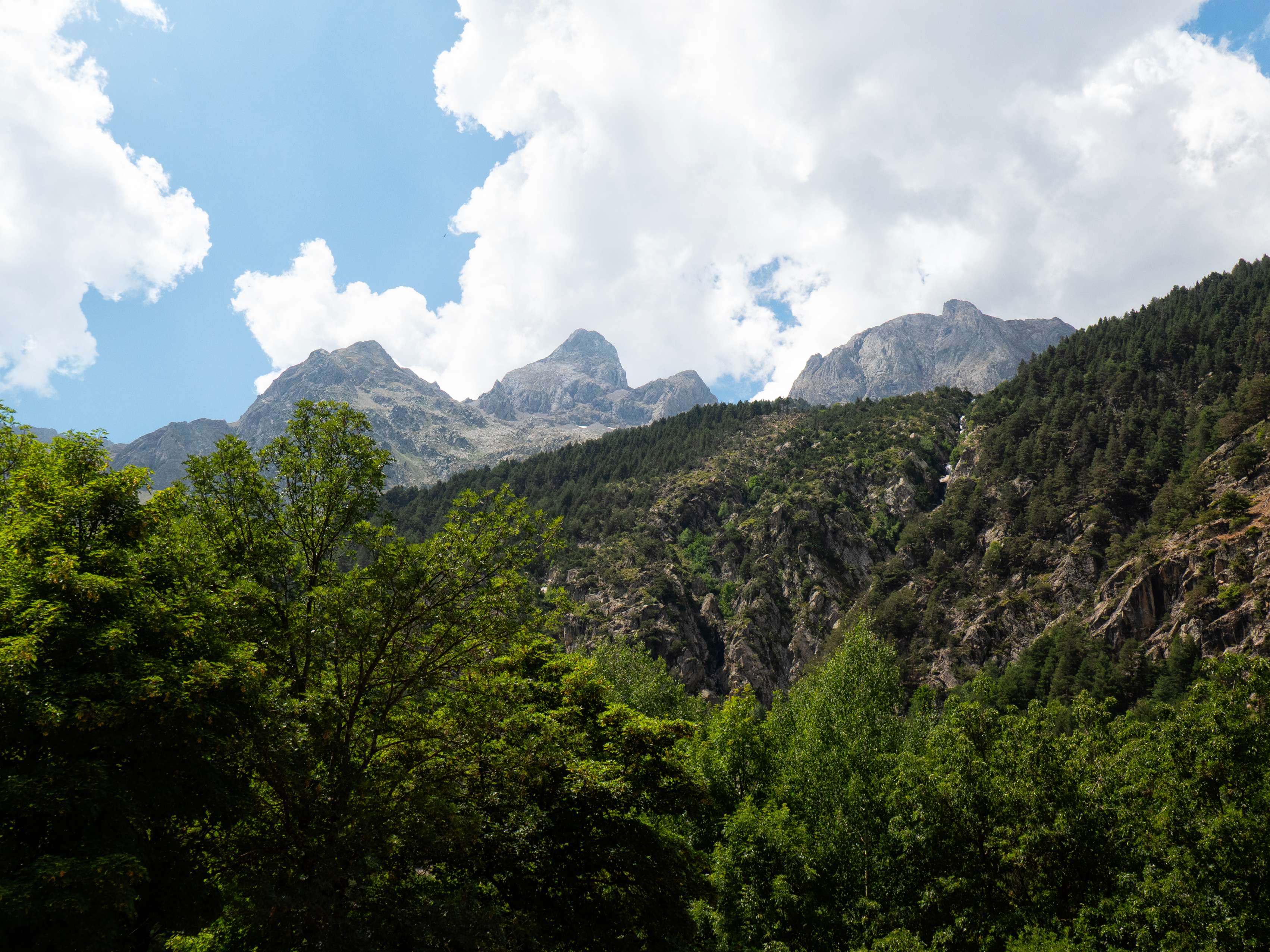 Y con esta imagen del Argualas, el Garmo Negro y la Aguja de Pondiellos cerramos esta reseña a uno de los conjuntos de tresmiles más célebres de toda la cordillera.